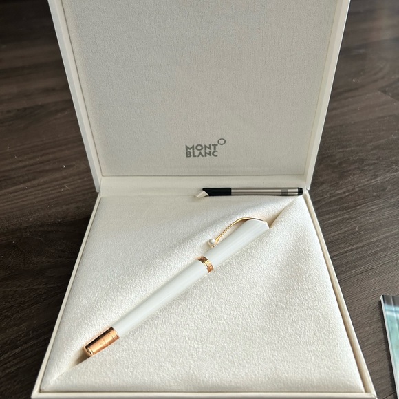 Montblanc Muses Marilyn Monroe Special Edition Pearl Rollerball - Picture 2 of 6